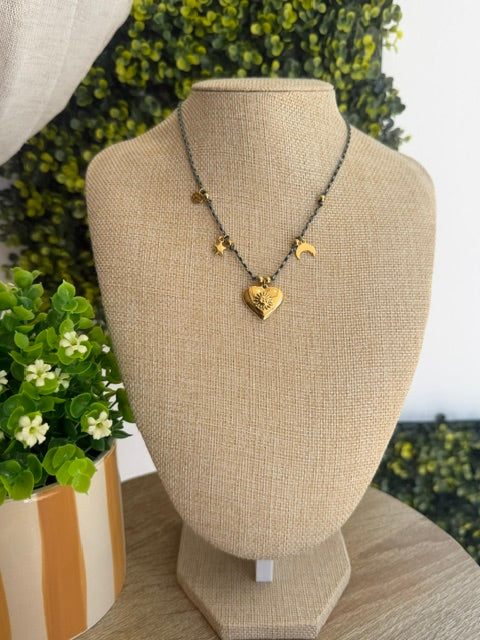 COLLIER CHAÎNE EN TISSU VERT & CHARMS DORÉ