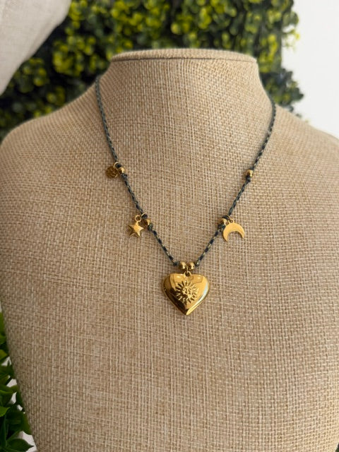 COLLIER CHAÎNE EN TISSU VERT & CHARMS DORÉ