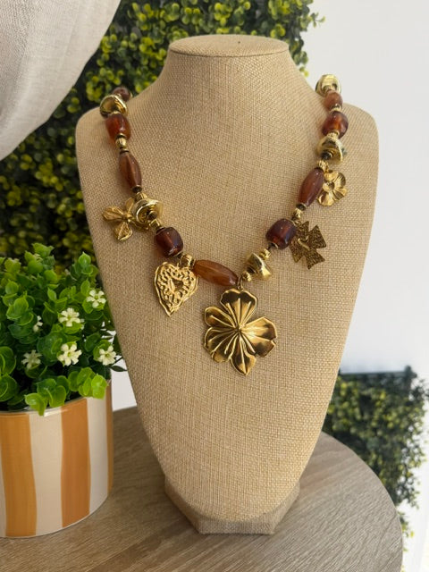 COLLIER PERLES MARRON & PENDENTIFS DORÉS