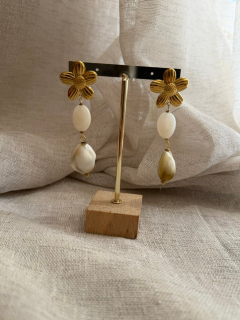BOUCLES D'OREILLES FLEUR DORÉE & PERLES