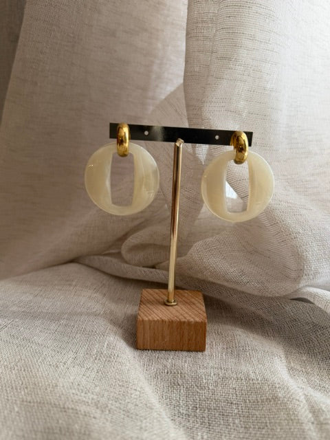 BOUCLES D'OREILLES DORÉE & CRÈME NACRÉ