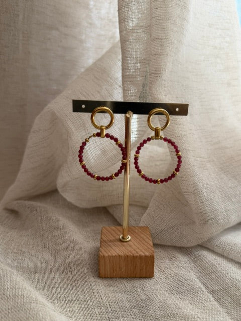 BOUCLES D'OREILLES DORÉES & PERLES BORDEAUX