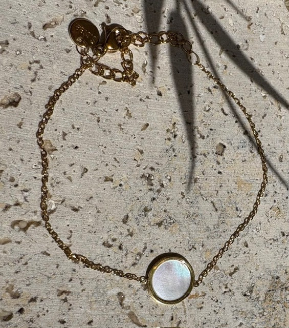 BRACELET FIN DORÉ ROND NACRÉ