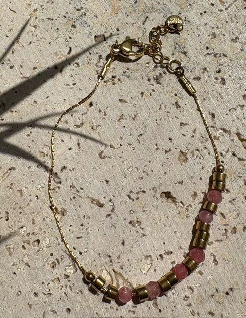 BRACELET FIN DORÉ PERLES ROSE