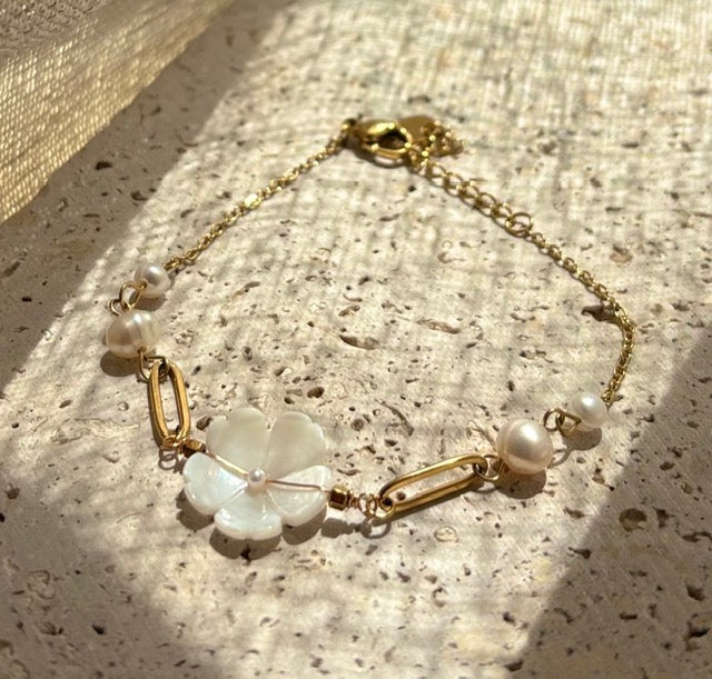 BRACELET FIN DORÉ FLEUR & PERLES NACRÉES