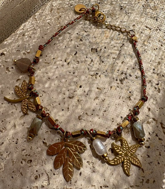 BRACELET FIN DORÉ PENDENTIFS EXOTIQUES