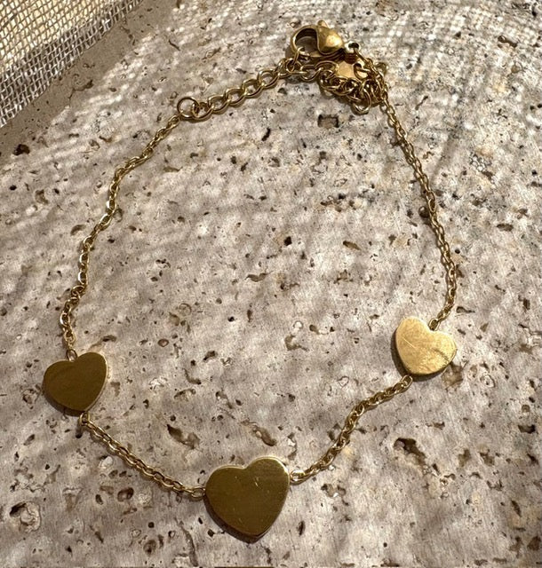BRACELET FIN DORÉ TROIS COEURS