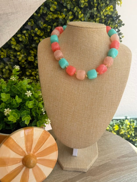 COLLIER PERLES TROIS COULEURS