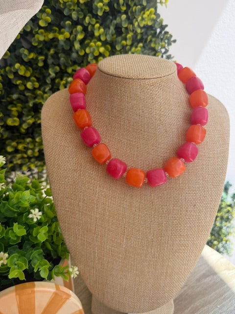 COLLIER PERLES CARRÉES ROSES & ORANGES