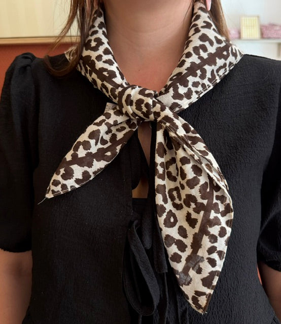 FOULARD LÉOPARD MARRON