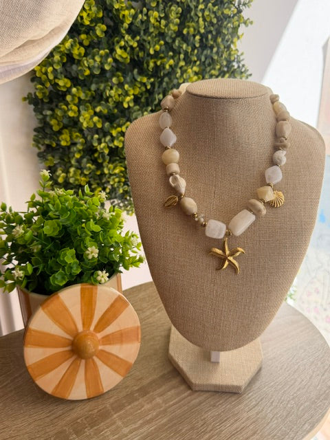 COLLIER PERLES BEIGES & PENDENTIFS DORÉS