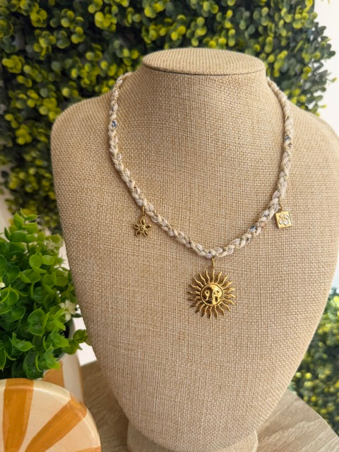 COLLIER TISSU BEIGE & PENDENTIFS DORÉS