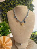 COLLIER TISSU MÉLANGE DE BLEUS & PENDENTIFS
