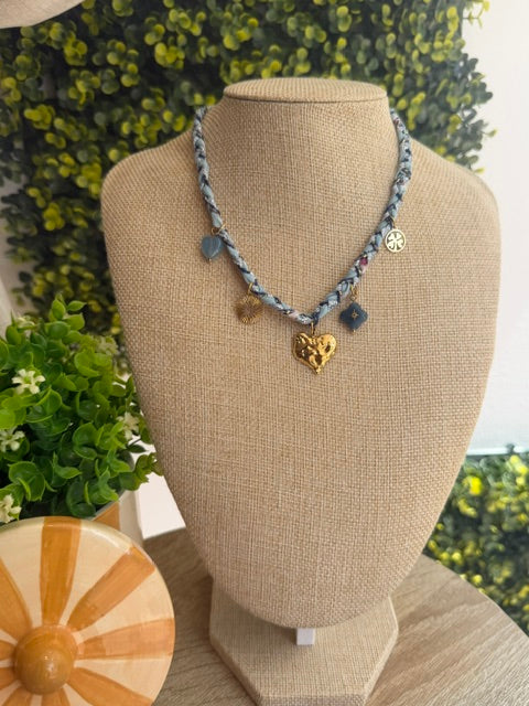 COLLIER TISSU MÉLANGE DE BLEUS & PENDENTIFS