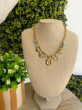 COLLIER À BRELOQUES DORÉ & PERLES BLEUES