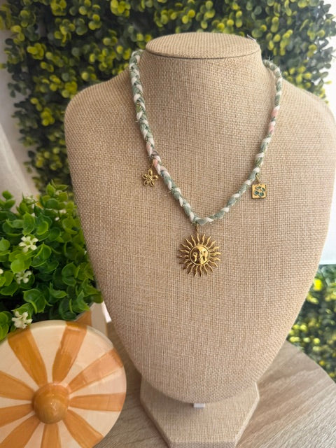 COLLIER TISSU VERT & BLANC AVEC PENDENTIFS