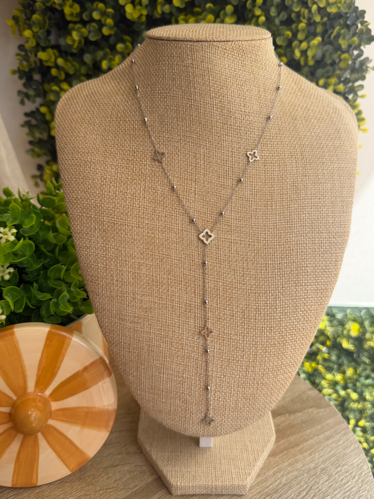 COLLIER SAUTOIR ARGENT PETITS TRÈFLES & PERLES