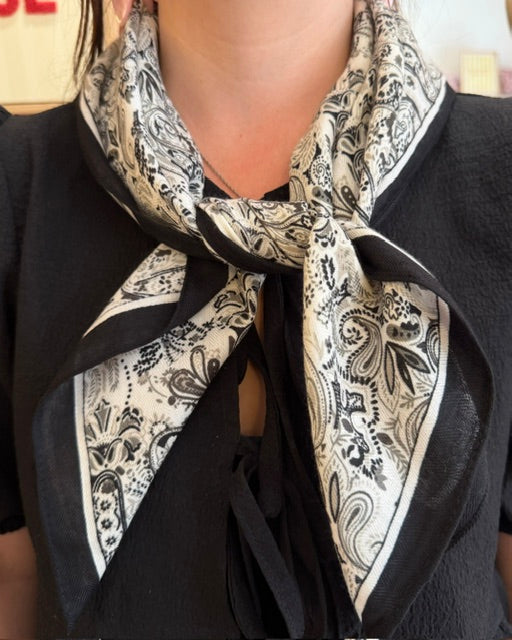 FOULARD MOTIF NOIR