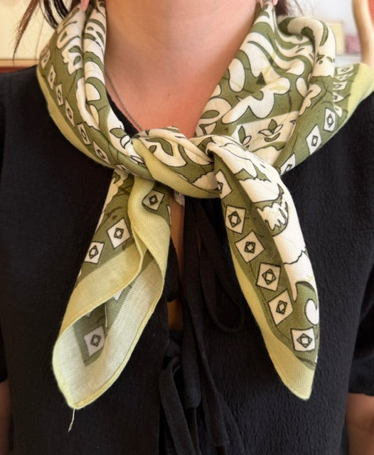 FOULARD MOTIF KAKI